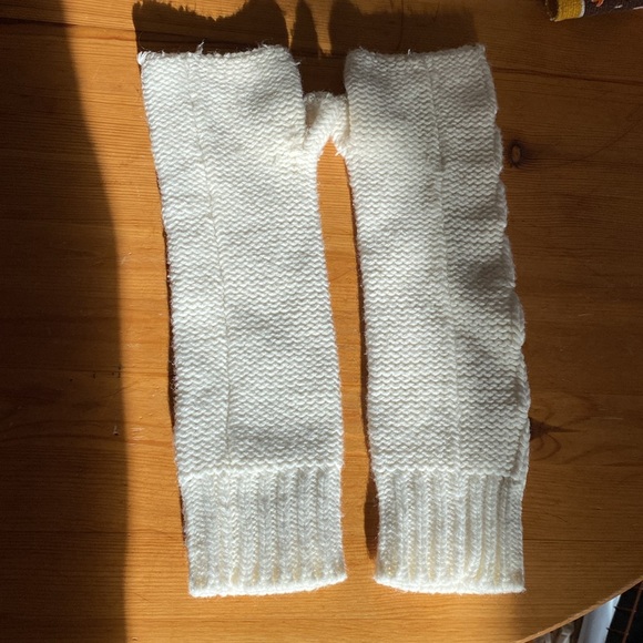 3 for 15$ Fingerless white cable knit mittens gloves. Small. - Picture 4 of 4